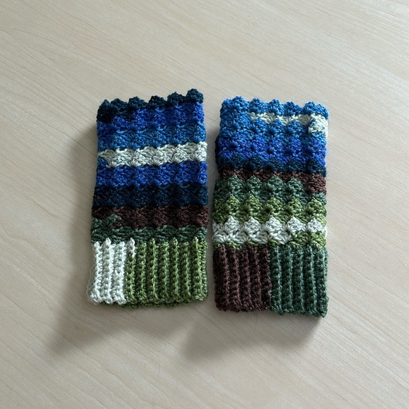 Handmade fingerless mittens - Picture 3 of 5